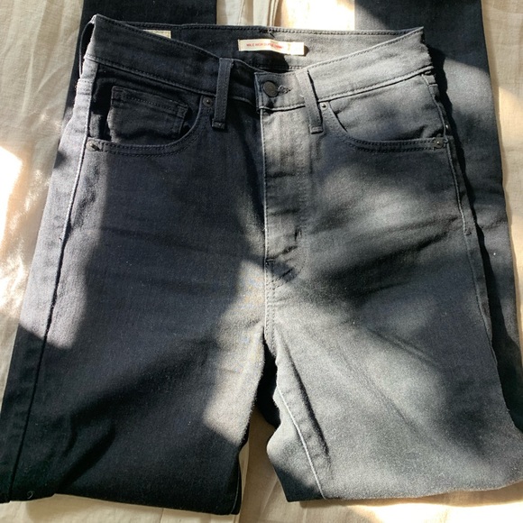 Mile-high black Levi’s skinny jeans - Picture 5 of 9